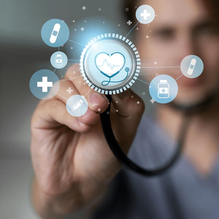Médico sosteniendo un estetoscopio con íconos de salud